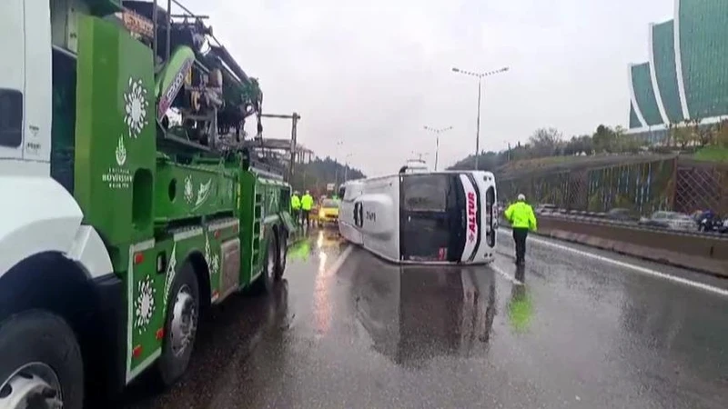 Maltepe'de Servis Minibüsü Devrildi: 5 Kişi Yaralandı
