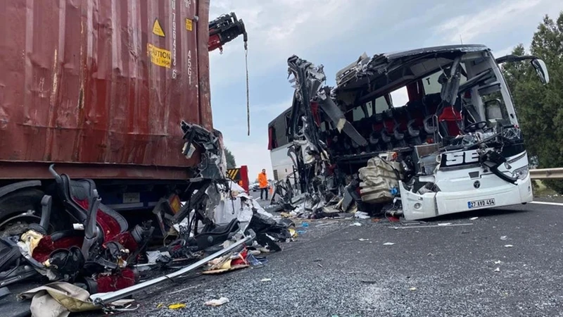 Gaziantep Otoyolunda 3 Tır Çarpıştı: Yol Trafiğe Kapandı