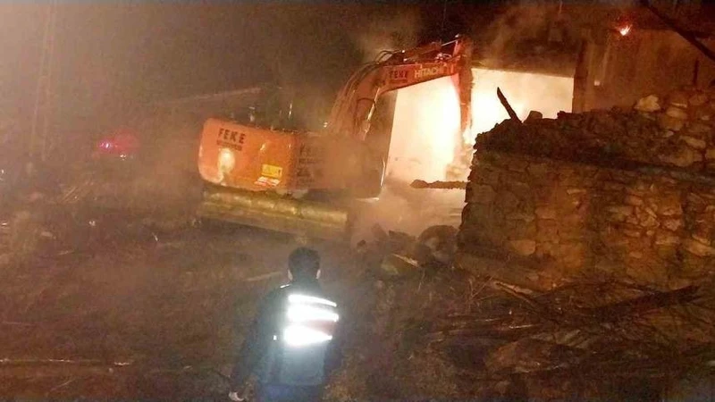 Feke'de Gece Çıkan Yangın: Bir Ev Kül Oldu, Okul Lojmanı Hasar Gördü