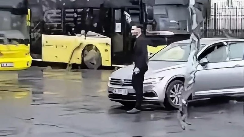 Kağıthane'de Otobüs Durağında Havaya Ateş Açıldı, Anlar Cep Telefonuyla Kaydedildi