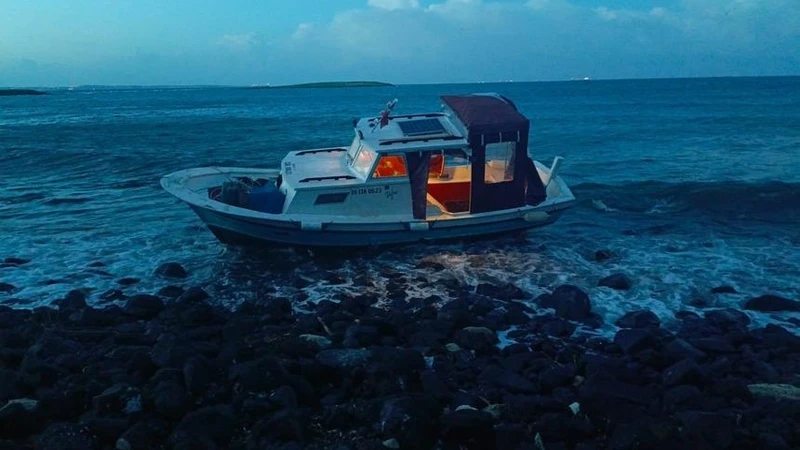 Çanakkale Bozcaada'da Karaya Oturan Teknedeki 2 Kişi Sahil Güvenlik Tarafından Kurtarıldı