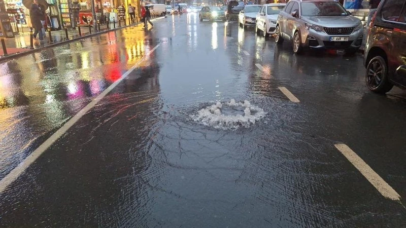Küçükçekmece'de Şiddetli Yağış Rögarı Taşırttı, Cadde Sular Altında Kaldı