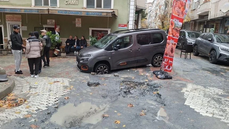 Küçükçekmece'de Kapatılmayan Çukur Yolu Çökertti, Geçen Araç Hasar Gördü