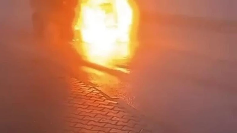 Adıyaman'ın Besni İlçesinde Seyir Halindeki Araç Alev Aldı: Araç Hurdaya Döndü