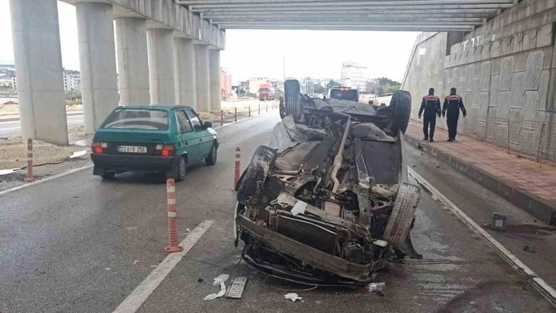 Mersin'de Takla Atan Otomobilde Sürücü Yaralandı