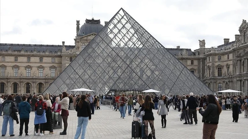 Louvre Müzesi'nde Su Sızıntısı: 400 Nadir Kitap Hasar Gördü