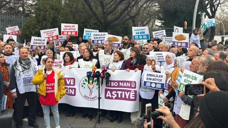 DEM Parti TBMM Önünde 2026 Bütçesini Protesto Etti: "Sermayeye ve Savaşa Bütçe Yapılıyor"