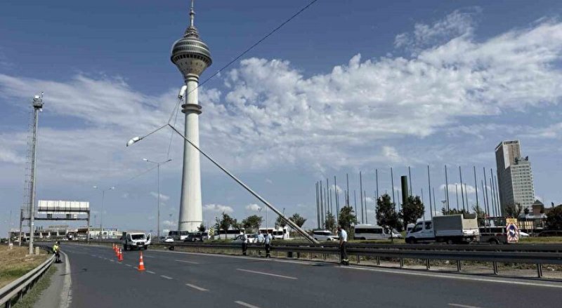 İstanbul’da Şiddetli Rüzgar E-5’te Aydınlatma Direğini Devirdi - görsel 1
