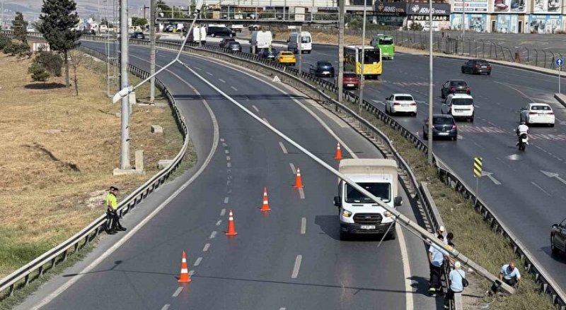 İstanbul’da Şiddetli Rüzgar E-5’te Aydınlatma Direğini Devirdi - görsel 2