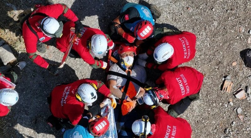 Antalya’da 5,8 Büyüklüğünde Deprem Tatbikatı: Enkazda Gerçeğini Aratmayan Anlar - görsel 1
