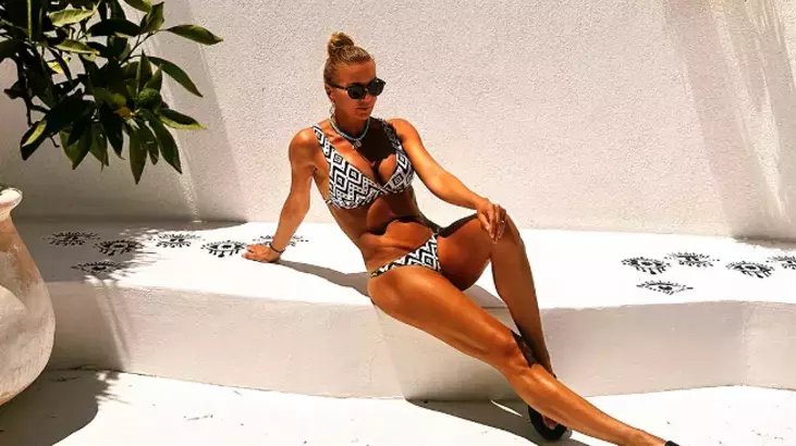 Ivana Sert’ten Tatilde Çift Bikini Modası: Dua Lipa Akımına Uyum Sağladı - görsel 1