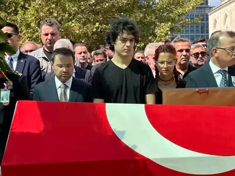 İstanbul’da bıçaklı saldırıda öldürülen Savcı Ercan Kayhan son yolculuğuna uğurlandı - görsel 2