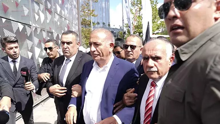 CHP İstanbul İl Başkanlığı Krizi: Gürsel Tekin Görevlendirmesi ve Özgür Özel Toplantısı - görsel 1