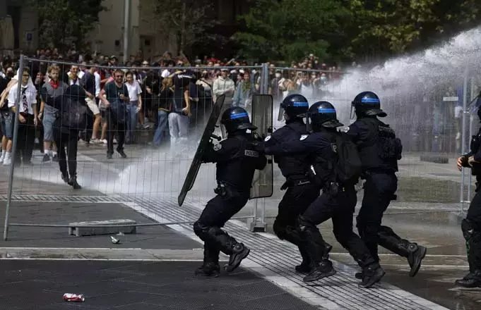Fransa’da Macron Karşıtı Protestolar: 200 Bin Kişi Sokakta, Gözaltı 675’e Yükseldi - görsel 1