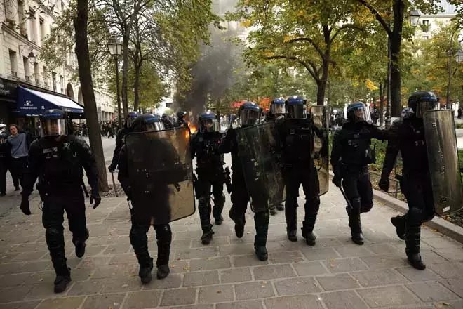Fransa’da Macron Karşıtı Protestolar: 200 Bin Kişi Sokakta, Gözaltı 675’e Yükseldi - görsel 3
