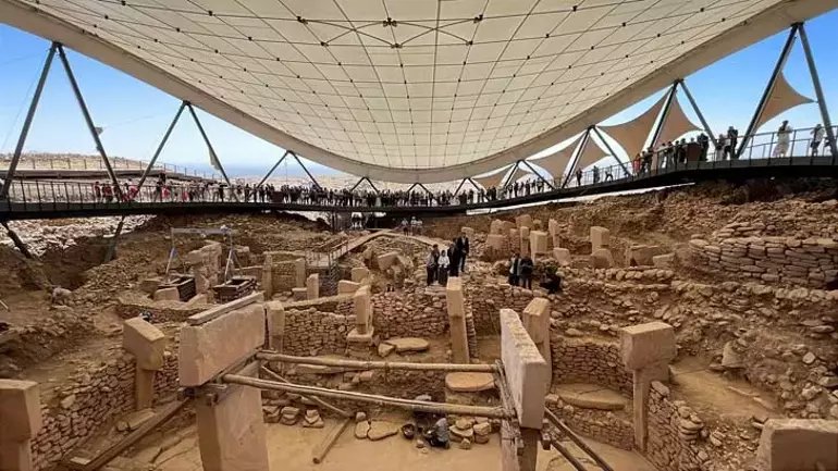 Göbeklitepe’de heyecan verici keşif: Duvar içine yerleştirilmiş insan heykeli bulundu - görsel 1