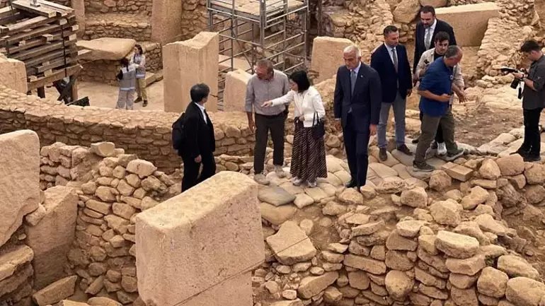 Göbeklitepe’de heyecan verici keşif: Duvar içine yerleştirilmiş insan heykeli bulundu - görsel 3