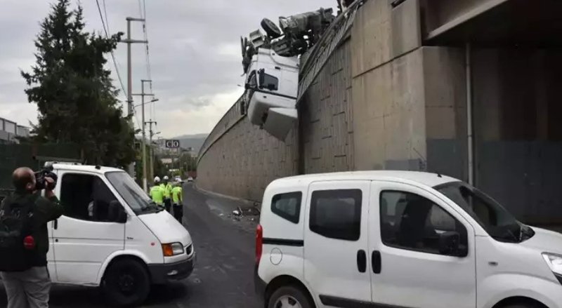 İzmir Bornova’da Devrilen TIR Viyadükte Asılı Kaldı! - görsel 1
