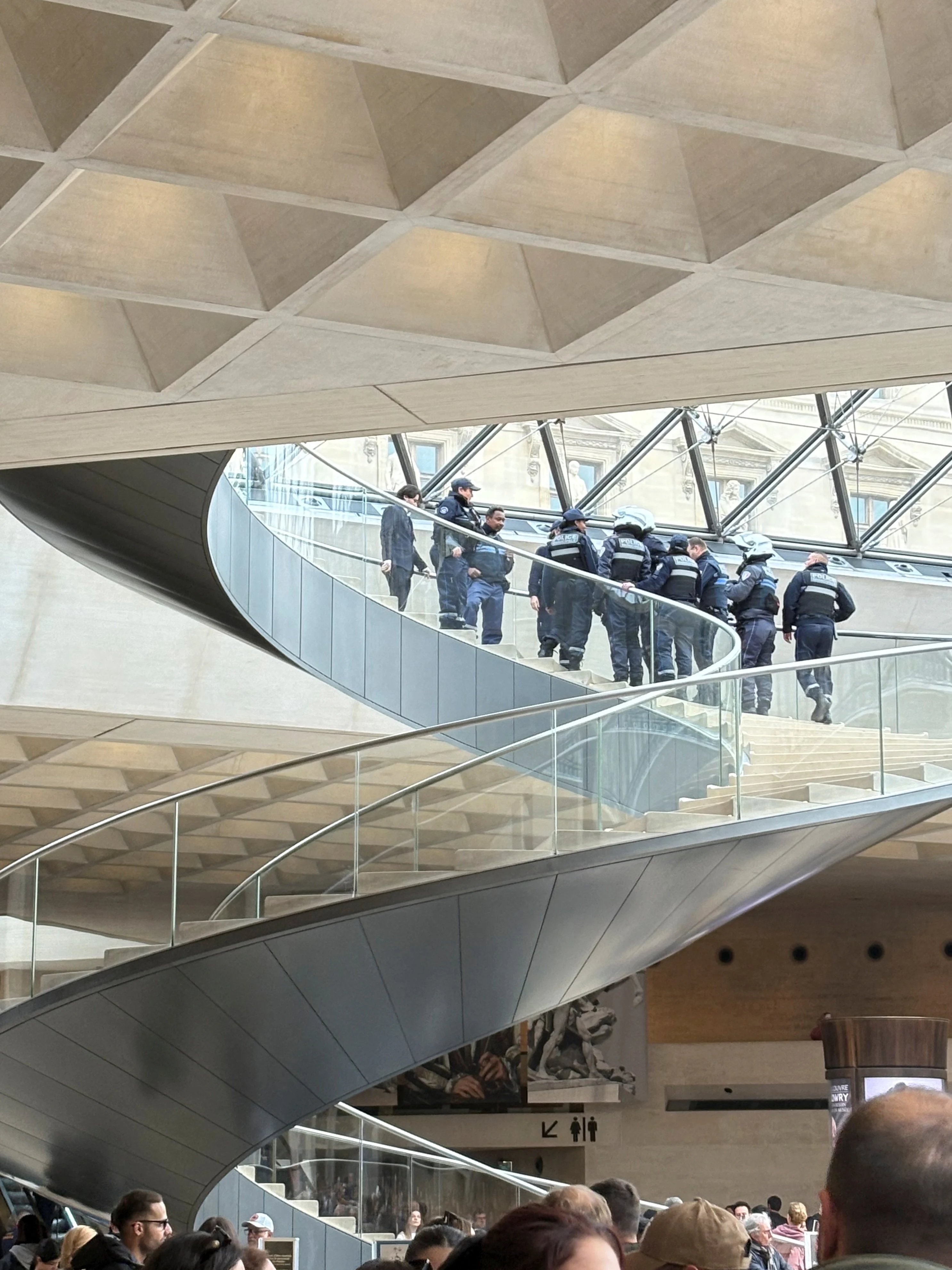 Louvre Müzesi Soygunu: İmparatoriçe Eugénie’nin Mücevherleri Gündüz Vakti Çalındı - görsel 1