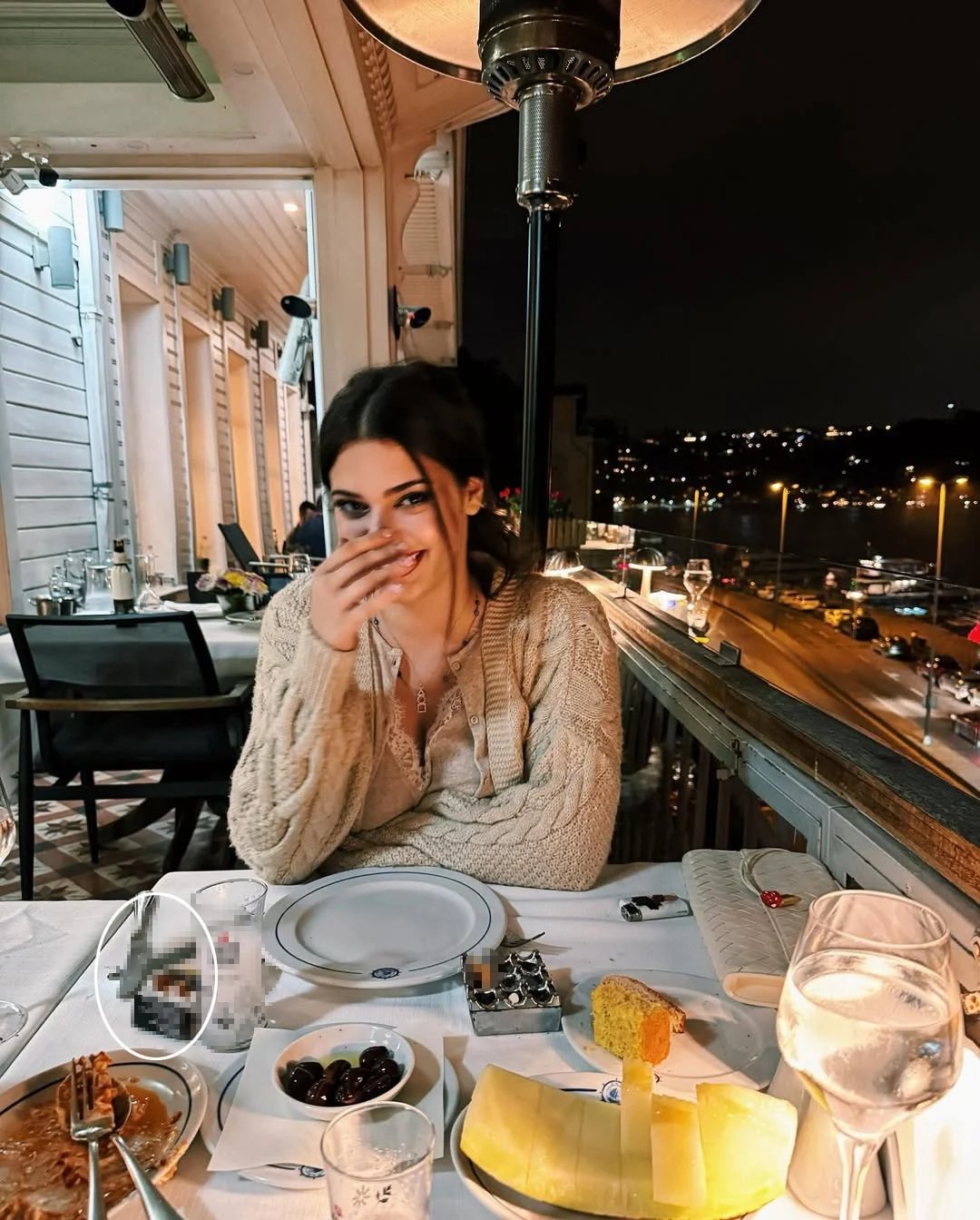 Derin Talu Sevgilisiyle Görüntülendi: Masadaki “Sarı Filtreli Sigara” Olay Oldu - görsel 1