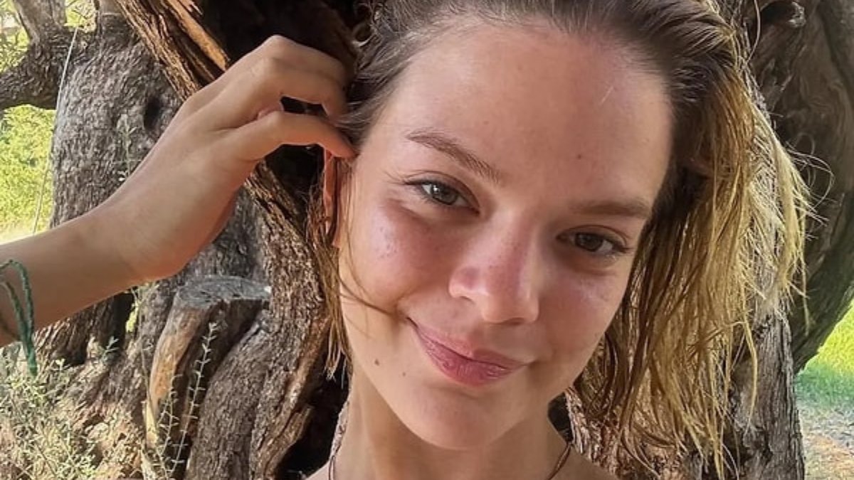 Esin Bahat Kimdir, Kaç Yaşında? Manifest Üyesi Esin Bahat’ın Kariyeri ve Instagram Hesabı - görsel 2