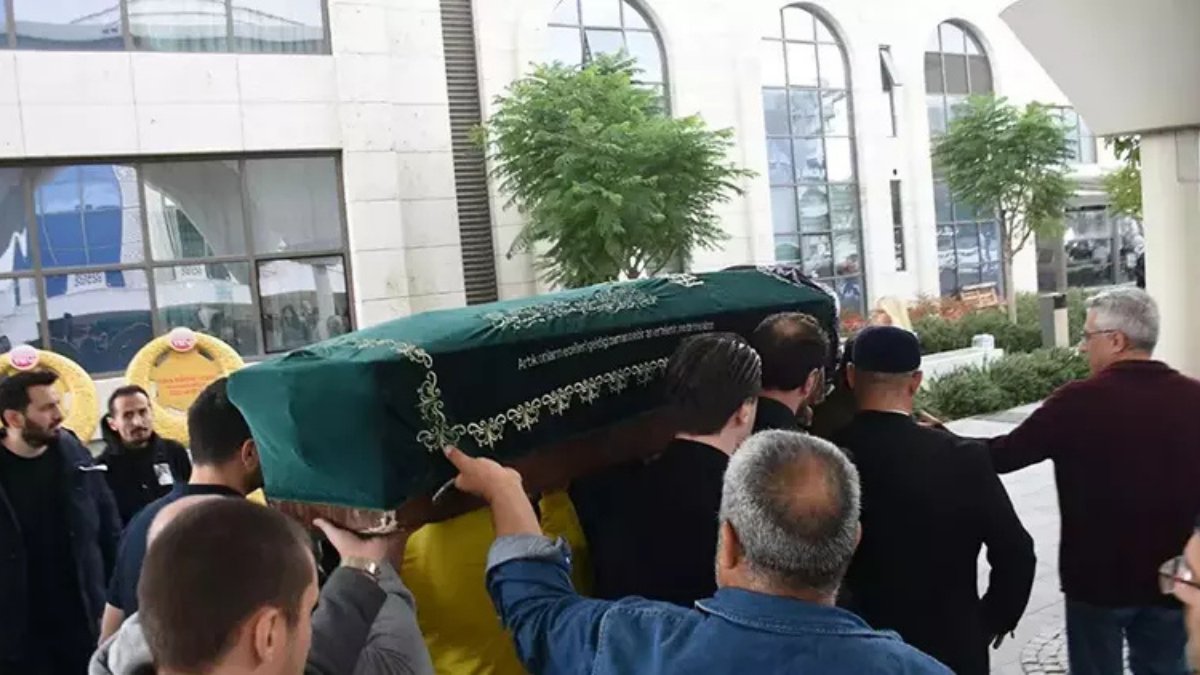 Yeşilçam Oyuncusu Neşe Aksoy Hayatını Kaybetti: Ünlü Sanatçının Kızından Anneye Son Bakış - görsel 1