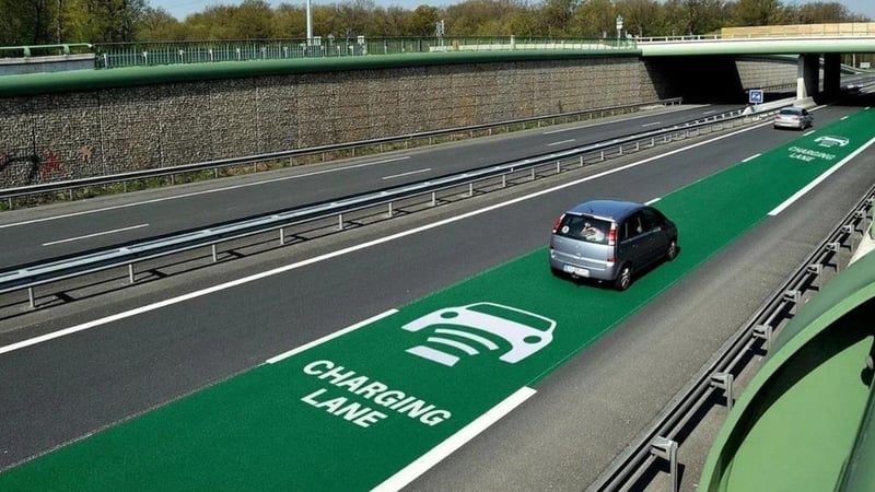 Fransa’da Dünyanın İlk Kablosuz Şarjlı Otoyolu Hizmete Girdi - görsel 1