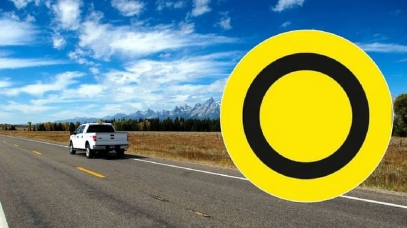 Kimsenin Bilmediği Trafik Levhası: Sarı Zemin Üzerindeki Siyah Dairenin Anlamı - görsel 1