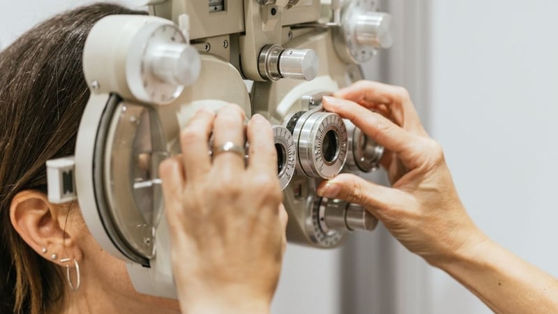 Yüzen Noktalar Nedir? Gözde Uçuşan Cisimlerin Bilimsel Açıklaması - görsel 3