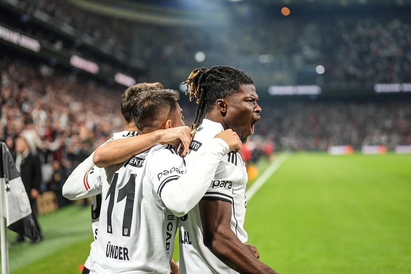 Beşiktaş-Fenerbahçe Derbisinde Gergin Anlar: Orkun Kökçü ve Sergen Yalçın Kırmızı Kart Gördü - görsel 1