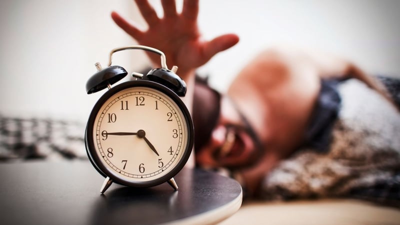 Uykuya Dalarken Düşme Hissi Nedir ve Neden Olur? - görsel 3