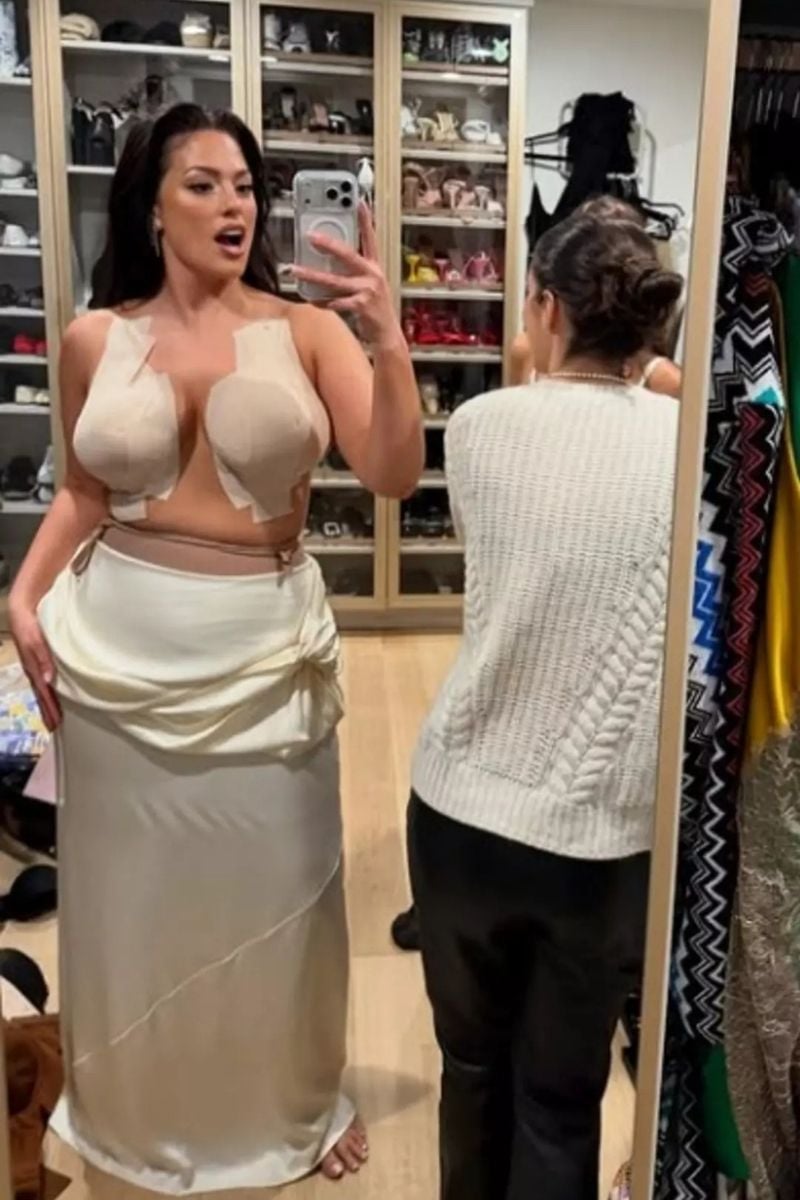 Ashley Graham’dan Cesur Hazırlık Anları: Elbisenin Altında Sütyen Yerine Bant Kullandı - görsel 1