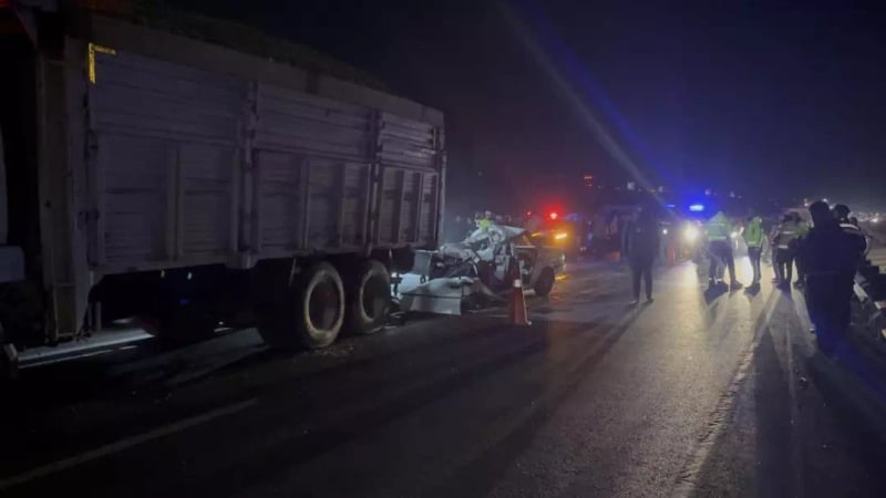 Gaziantep’te Feci Kaza: Otomobil Kamyona Çarptı, 3 Kişi Hayatını Kaybetti - görsel 2
