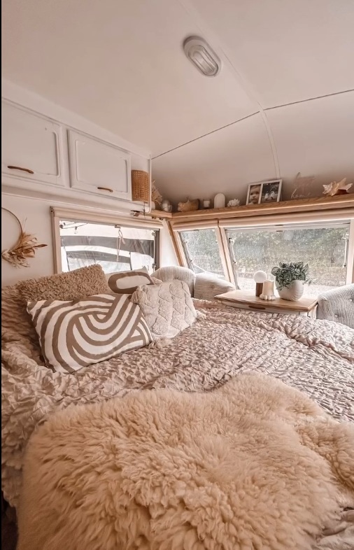 İki Kızıyla Karavanda Yaşayan Anne Sosyal Medyada Gündem Oldu - görsel 1