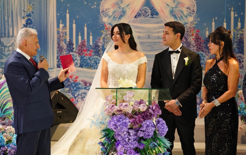 Siyaset ve İş Dünyası Aynı Karede Buluştu: Sevigen Ailesinin Düğünü Gündem Oldu - görsel 1