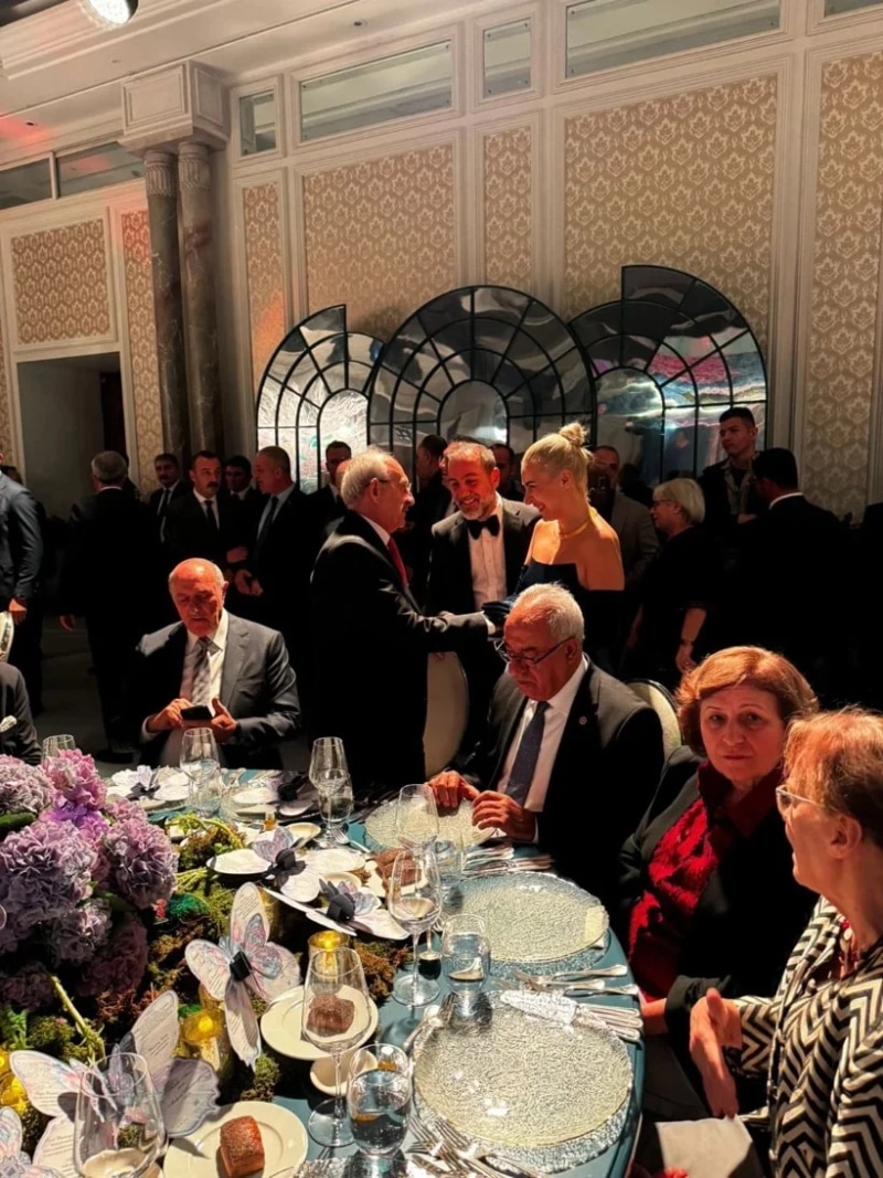 Siyaset ve İş Dünyası Aynı Karede Buluştu: Sevigen Ailesinin Düğünü Gündem Oldu - görsel 2