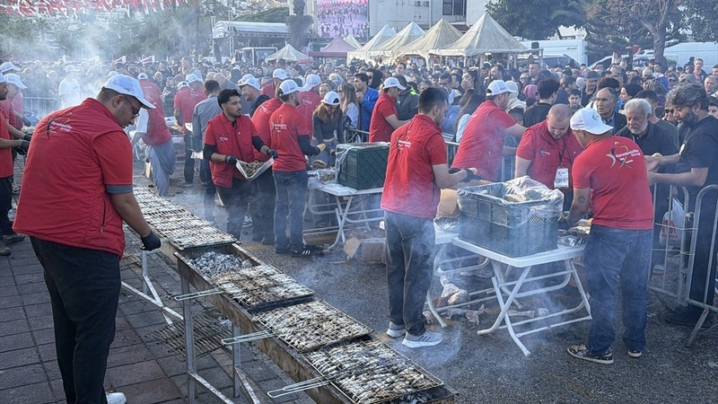 Antalya Alanya’da Hamsi Festivali Yoğun İlgi Gördü: 7 Ton Hamsi Dağıtıldı - görsel 2