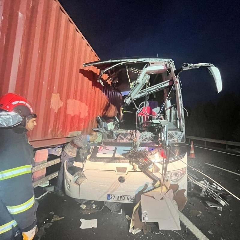 Osmaniye’de Yolcu Otobüsü TIR’a Çarptı: 7 Ölü, 11 Yaralı - görsel 1