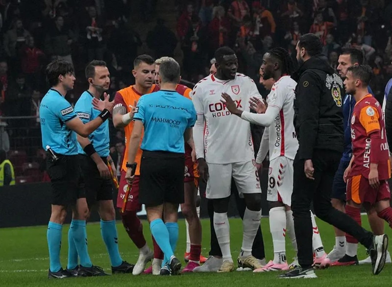 Rıdvan Dilmen’den Galatasaray Maçının Hakemine Sert Eleştiri: “Kafaları Sağlıklı Değil” - görsel 1