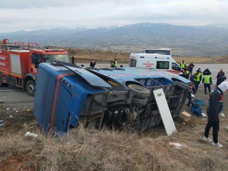 Sivas’ta Cezaevi Nakil Aracı Devrildi: 5 Kişi Yaralandı - görsel 1