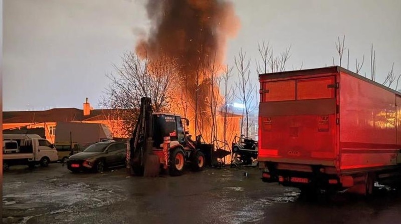 İstanbul Gaziosmanpaşa'da Otopark Yangını: 14 Araç Zarar Gördü, Yıldırım Şüphesi - görsel 1