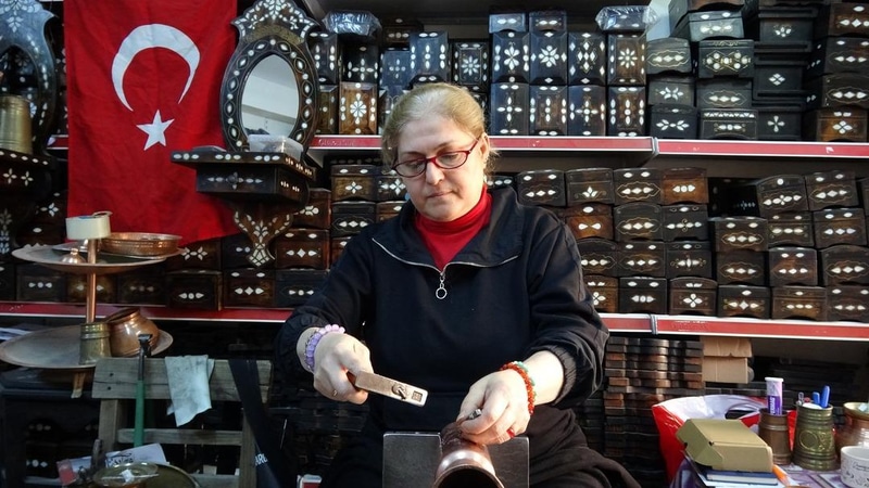 Gaziantep'in Kadın Bakır Ustası Emine Sibel Bakırcı: 10 Yıldır Geleneği Sürdürüyor - görsel 1