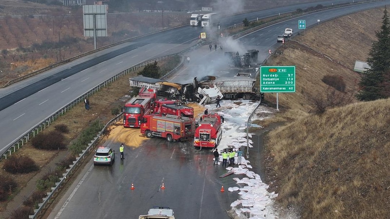 Gaziantep Otoyolunda 3 Tır Çarpıştı: Yol Trafiğe Kapandı - görsel 1
