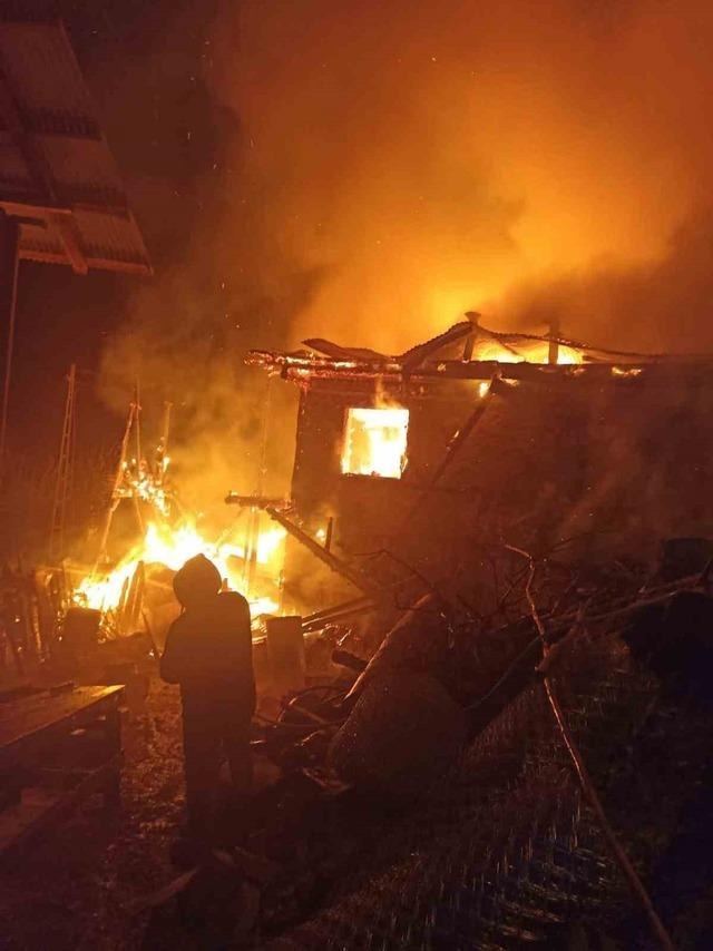 Feke'de Gece Çıkan Yangın: Bir Ev Kül Oldu, Okul Lojmanı Hasar Gördü - görsel 1