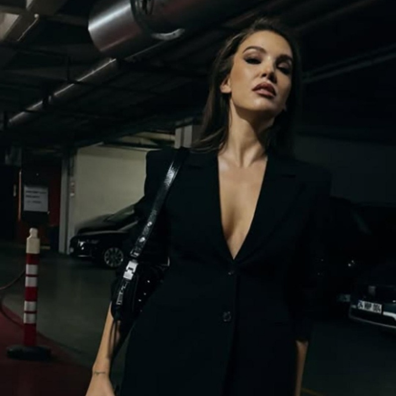 Uzak Şehir'in Pakize'si Yaren Güldiken, İddialı Pozuyla Gündem Oldu - görsel 3