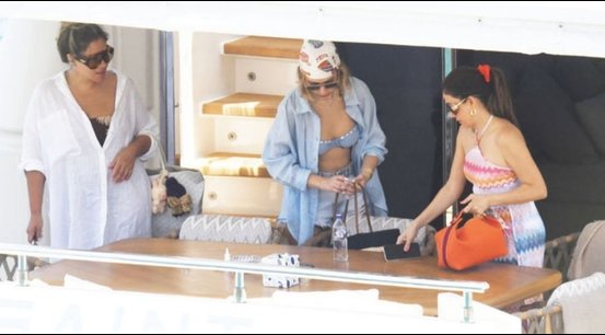 2025 yaz modasında “kız kıza tatil” trendi öne çıkıyor