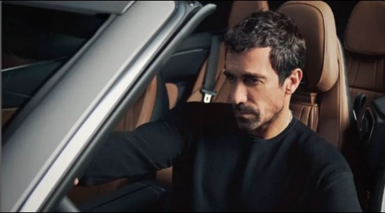 Vale, İbrahim Çelikkol’a ait milyonluk aracı duvara çarptı; ünlü oyuncunun olay karşısındaki soğukkanlı tavrı ise büyük beğeni kazandı.