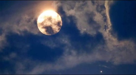BU GECE DOLUNAY VAR! ASTROLOGLAR UYARIYOR: DUYGUSAL PATLAMALARA DİKKAT