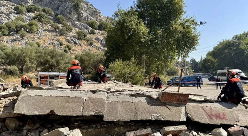 Antalya'da 5,8 Büyüklüğünde Deprem Tatbikatı: Enkazda Gerçeğini Aratmayan Anlar